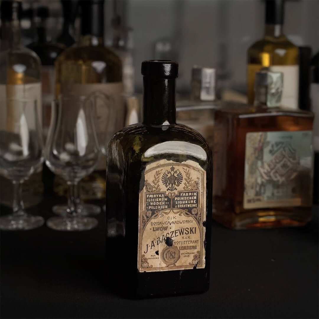 Historyczna butelka wódki Baczewski w Muzeum Wódki