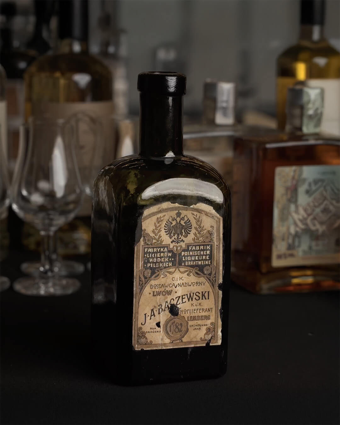 Historyczna butelka wódki Baczewski w Muzeum Wódki
